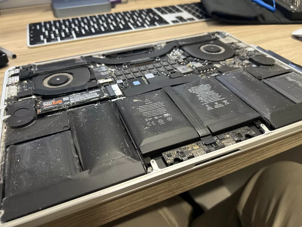 MacBook sous pression : Quand la batterie devient une bombe à retardement