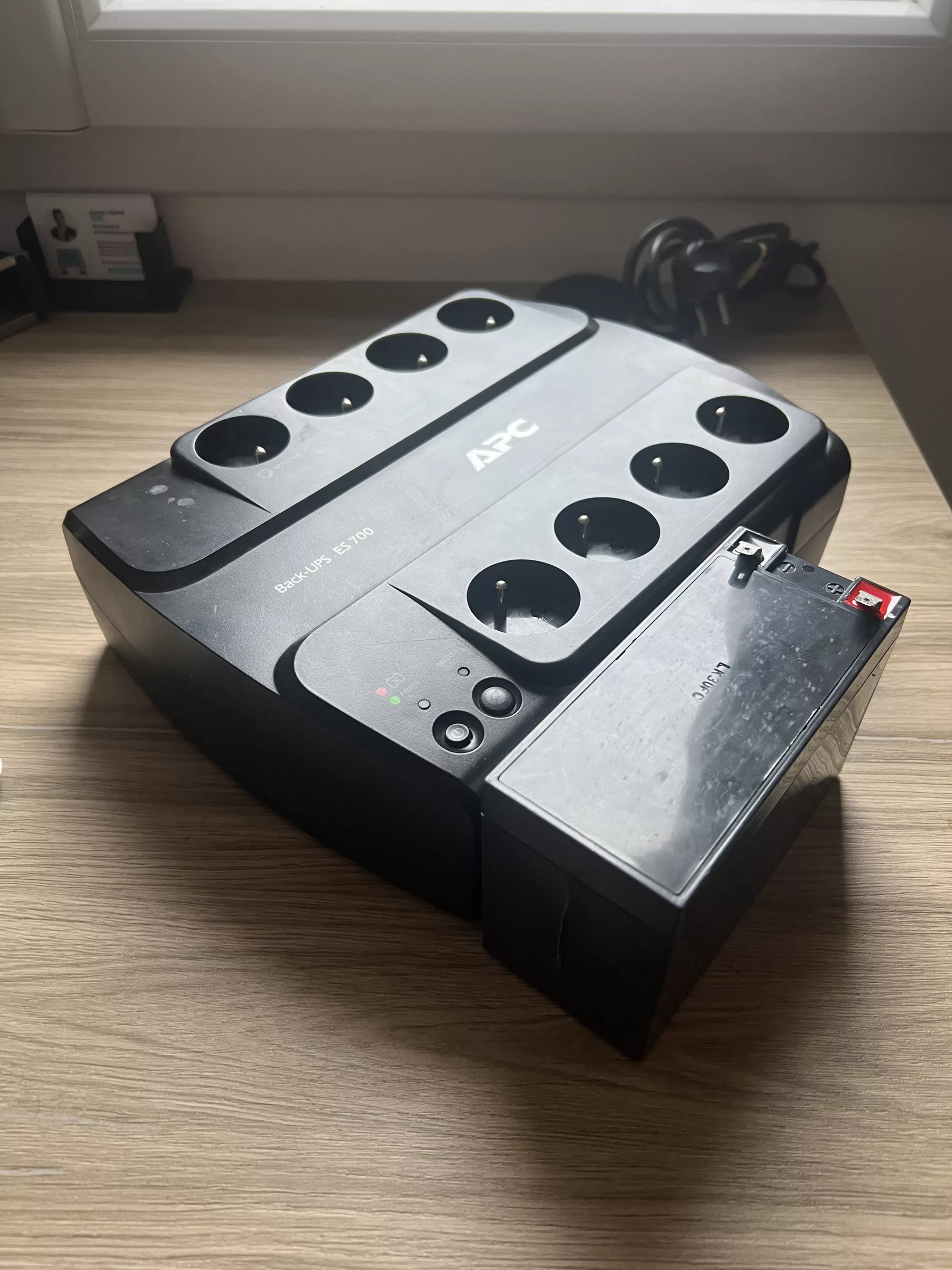 Une batterie ancienne devant un onduleur, remplacement prévu pour cette batterie