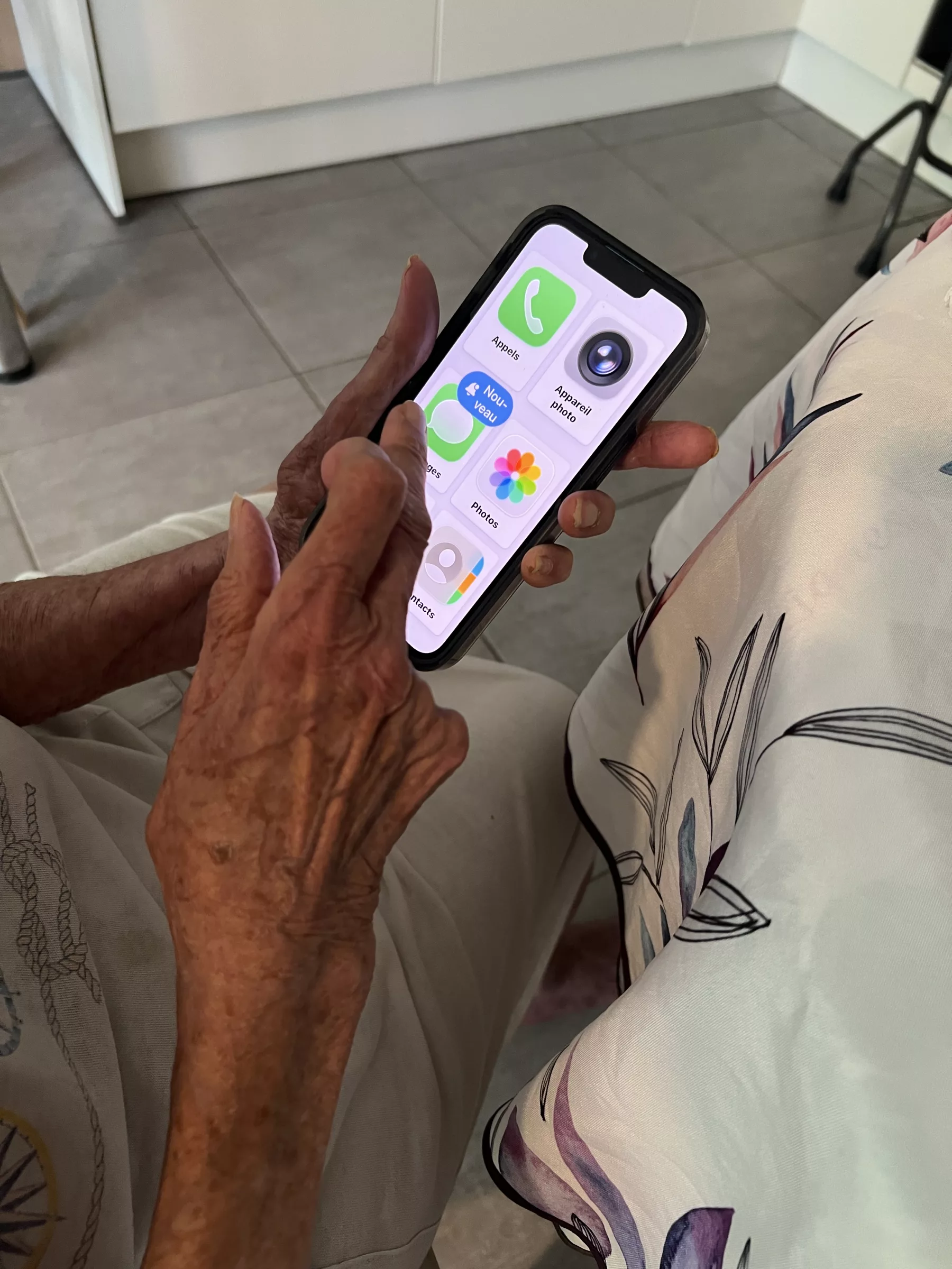 Personne âgée utilisant un iPhone en mode simple