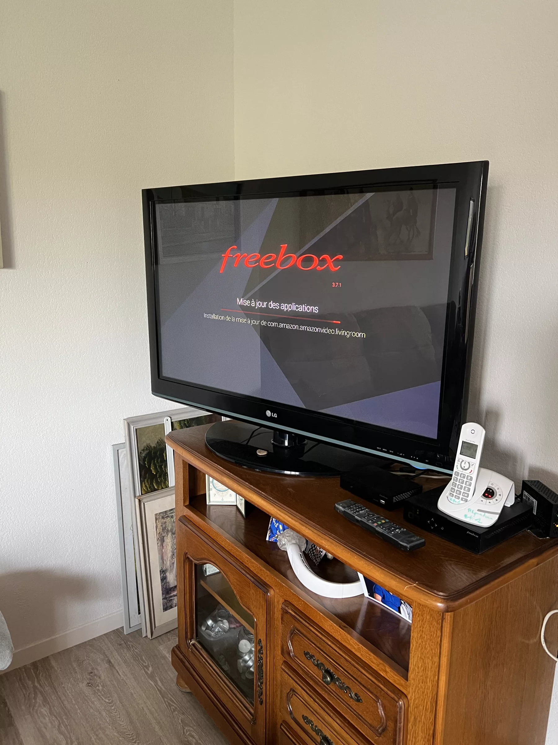 Téléviseur en attente de connexion sur le logo Free